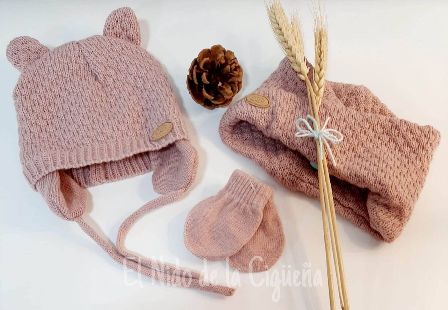 Conjunto 3 piezas rosa empolvado M-109 Monnuage. Gorro, cuello recto y manoplas, forrado de coralina. Temporada otoño-invierno 2021/2022.