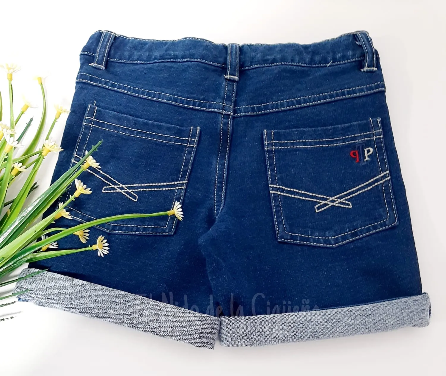 Bermuda Denim Tutto Piccolo Verano 2023. Bermuda denim con el elastán con bolsillos delanteros y traseros, cierre mediante cremallera y botón a presión.