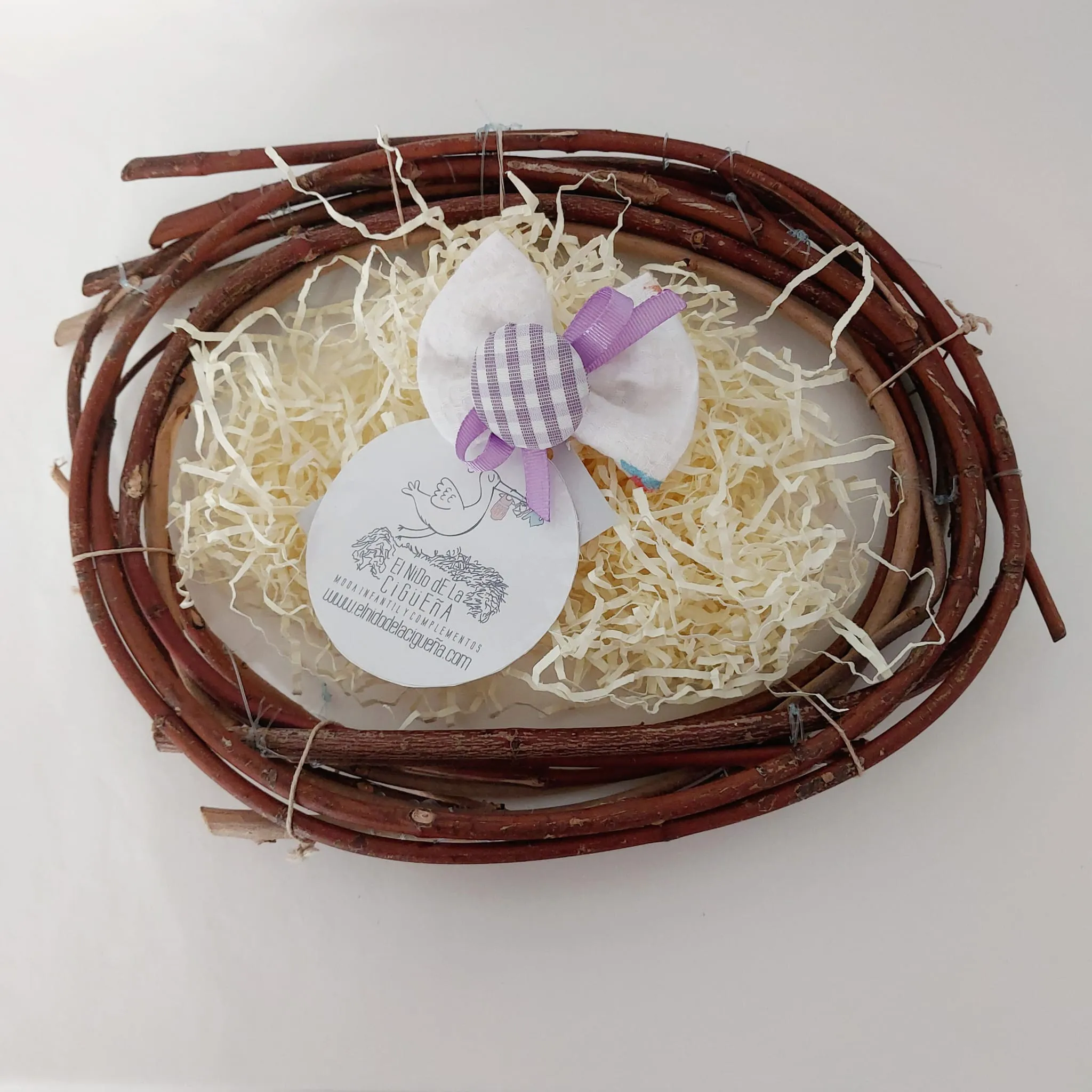 Lazo Surf Cucú Verano 2025 . Lazo de pico pato en color blanco con estampado de perritos haciendo surf, detalle de maxi botón lila.