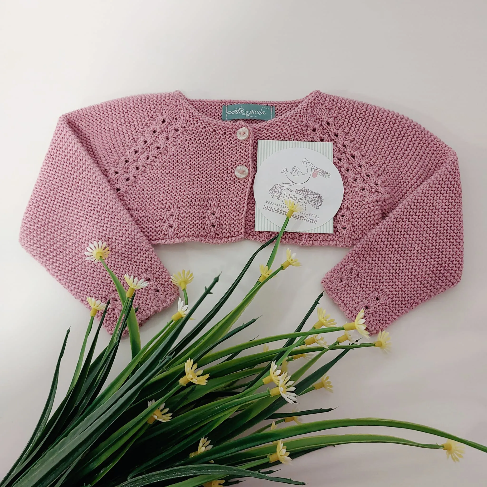 Rebeca Rosa Marta y Paula Verano 2025. Chaqueta corta en color rosa empolvado, detalles de pequeñas trenzas caladas.