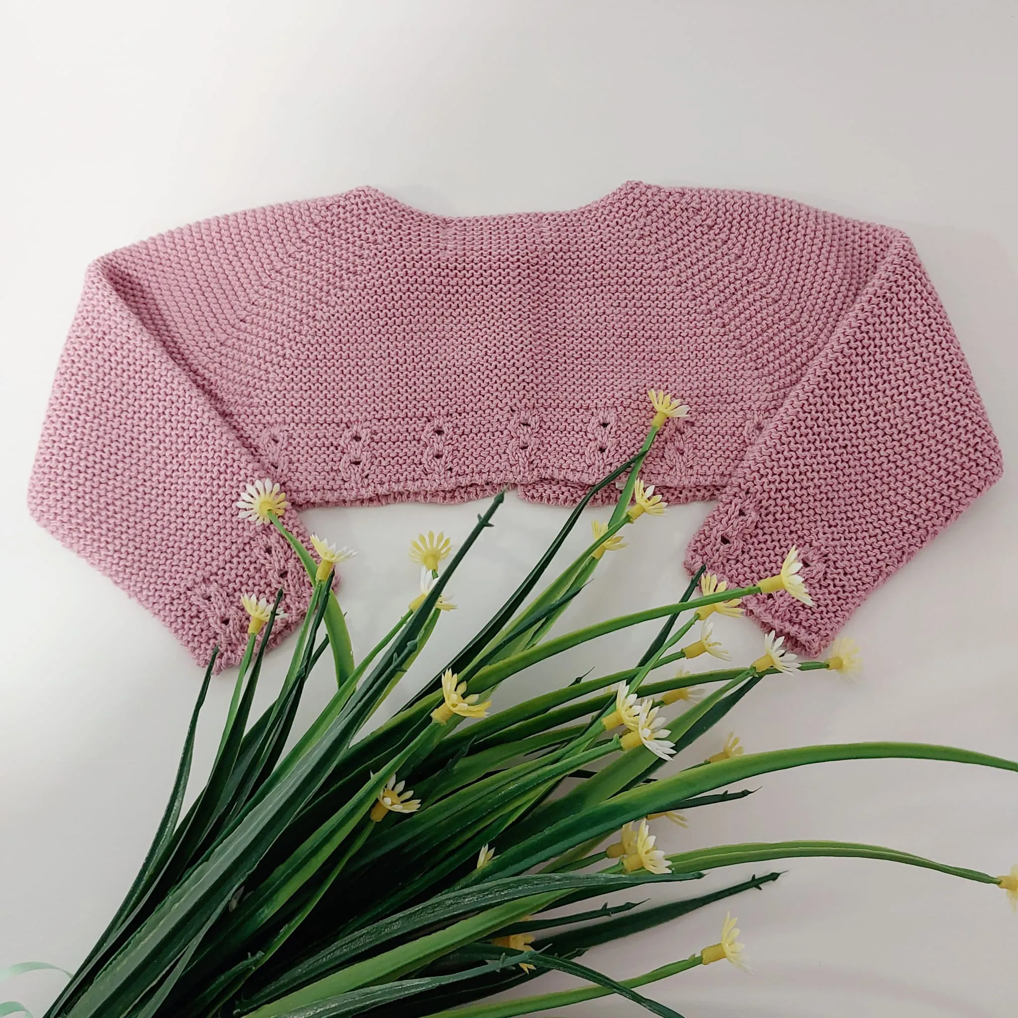Rebeca Rosa Marta y Paula Verano 2025. Chaqueta corta en color rosa empolvado, detalles de pequeñas trenzas caladas.