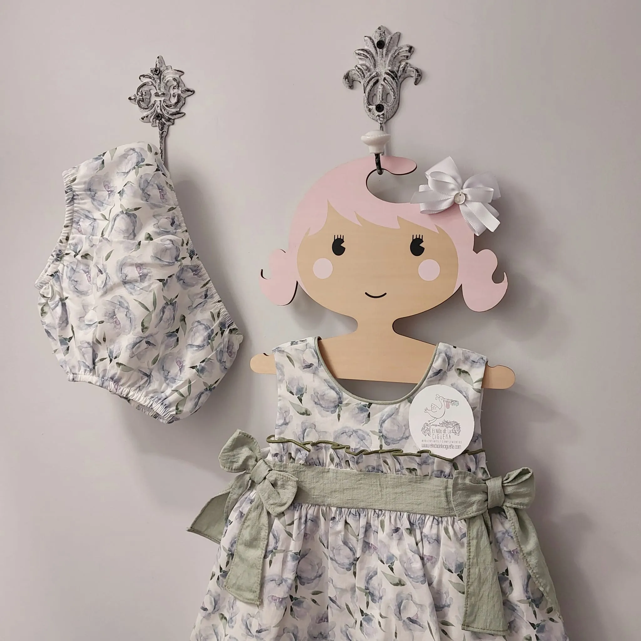 Vestido con Braguita Sagitario Marta y Paula Verano 2025. Jesusito de talle alto con ligero vuelo, sin mangas en color blanco con estampado.