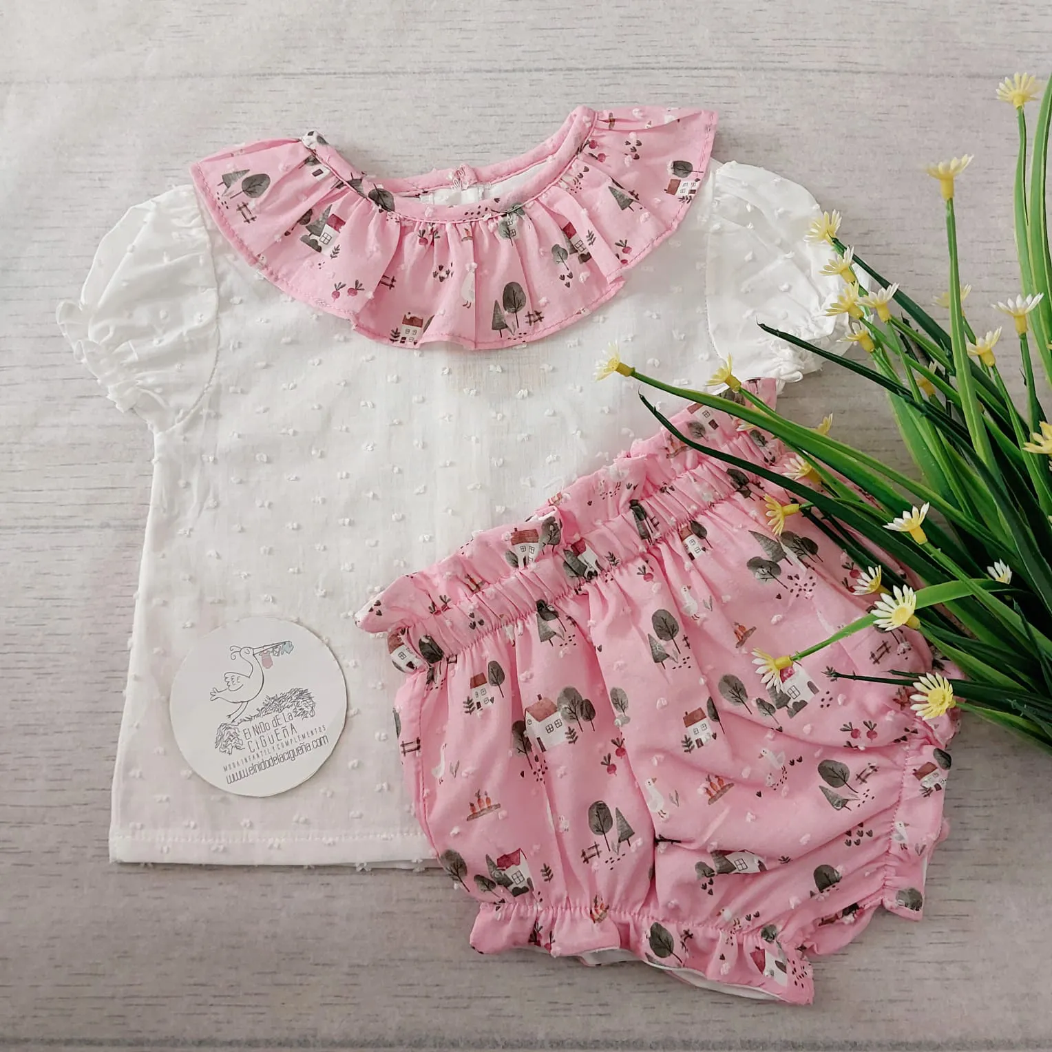 Conjunto Blusa con Ranita Rosa Baby Fashion Verano 2025. Conjunto dos piezas formado por blusa y ranita. La blusa de plumeti en color blanco.