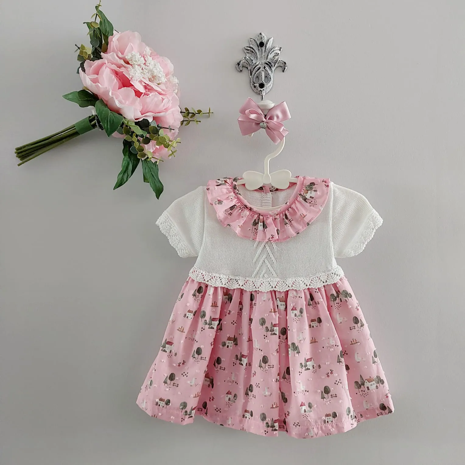 Vestido Casitas Baby Fashion Verano 2025. Vestido confeccionado en punto y tela. La parte superior de punto verano en color blanco.