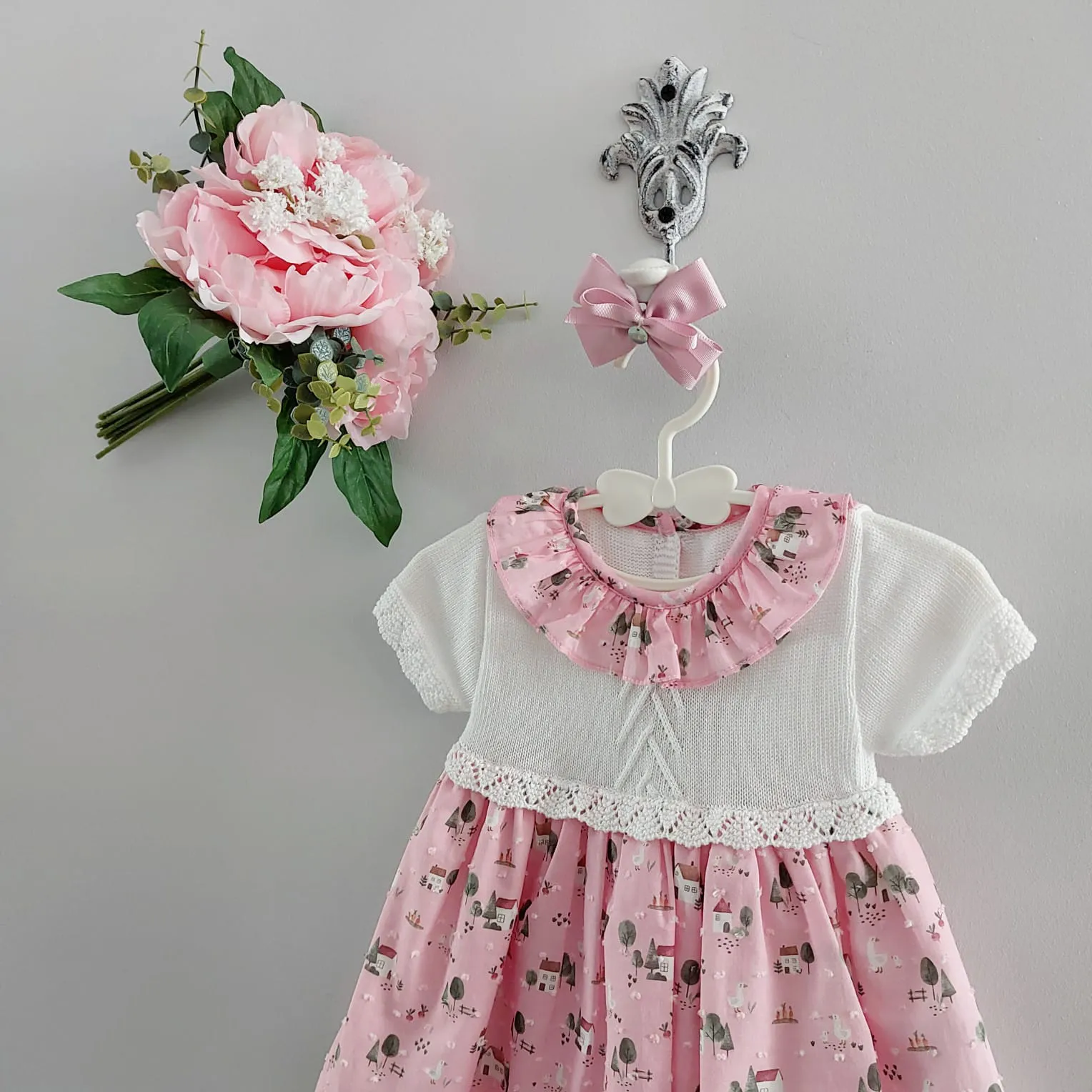 Vestido Casitas Baby Fashion Verano 2025. Vestido confeccionado en punto y tela. La parte superior de punto verano en color blanco.