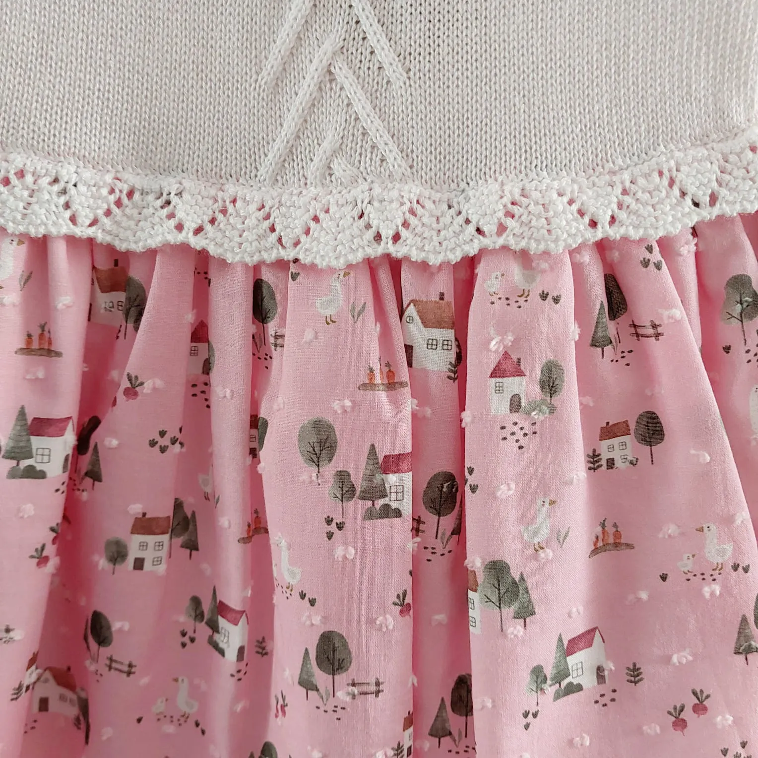 Vestido Casitas Baby Fashion Verano 2025. Vestido confeccionado en punto y tela. La parte superior de punto verano en color blanco.