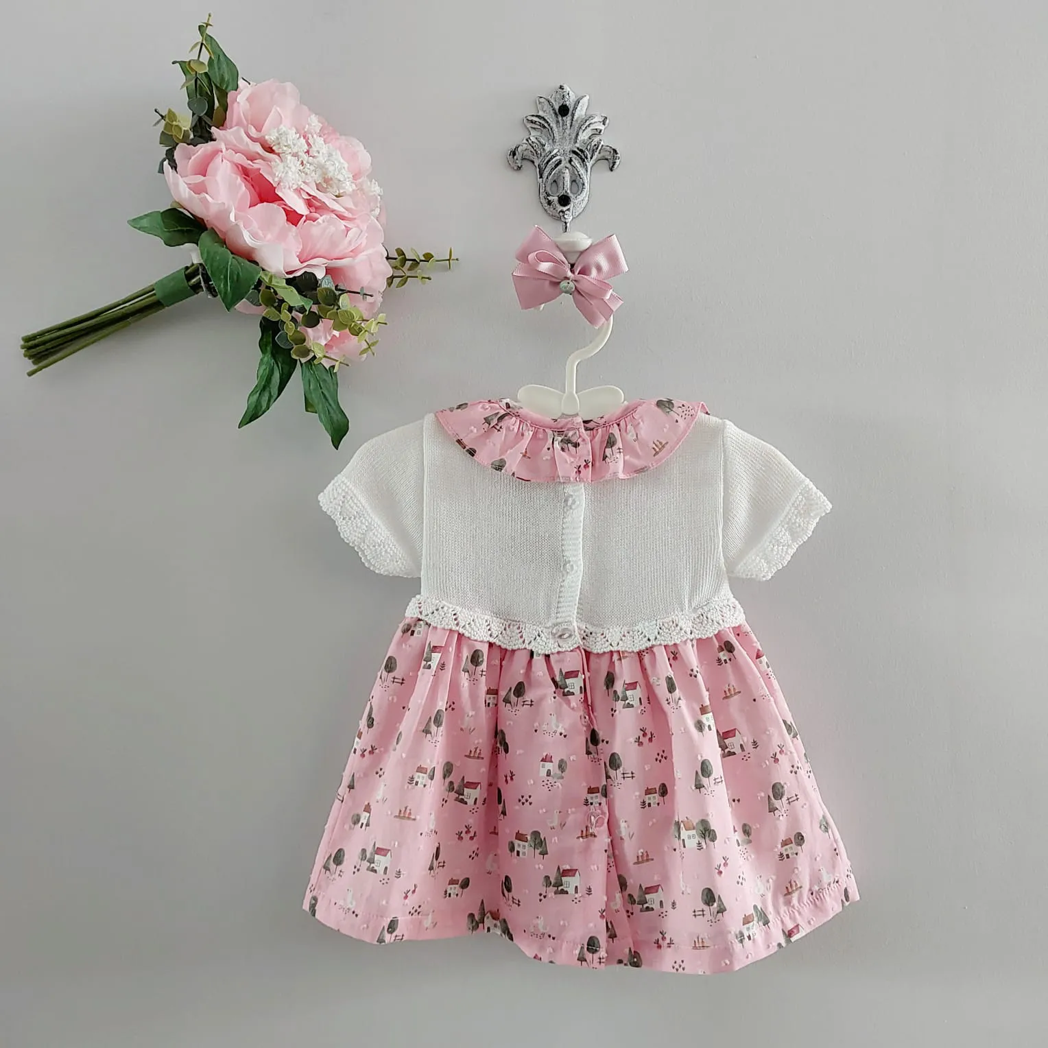 Vestido Casitas Baby Fashion Verano 2025. Vestido confeccionado en punto y tela. La parte superior de punto verano en color blanco.