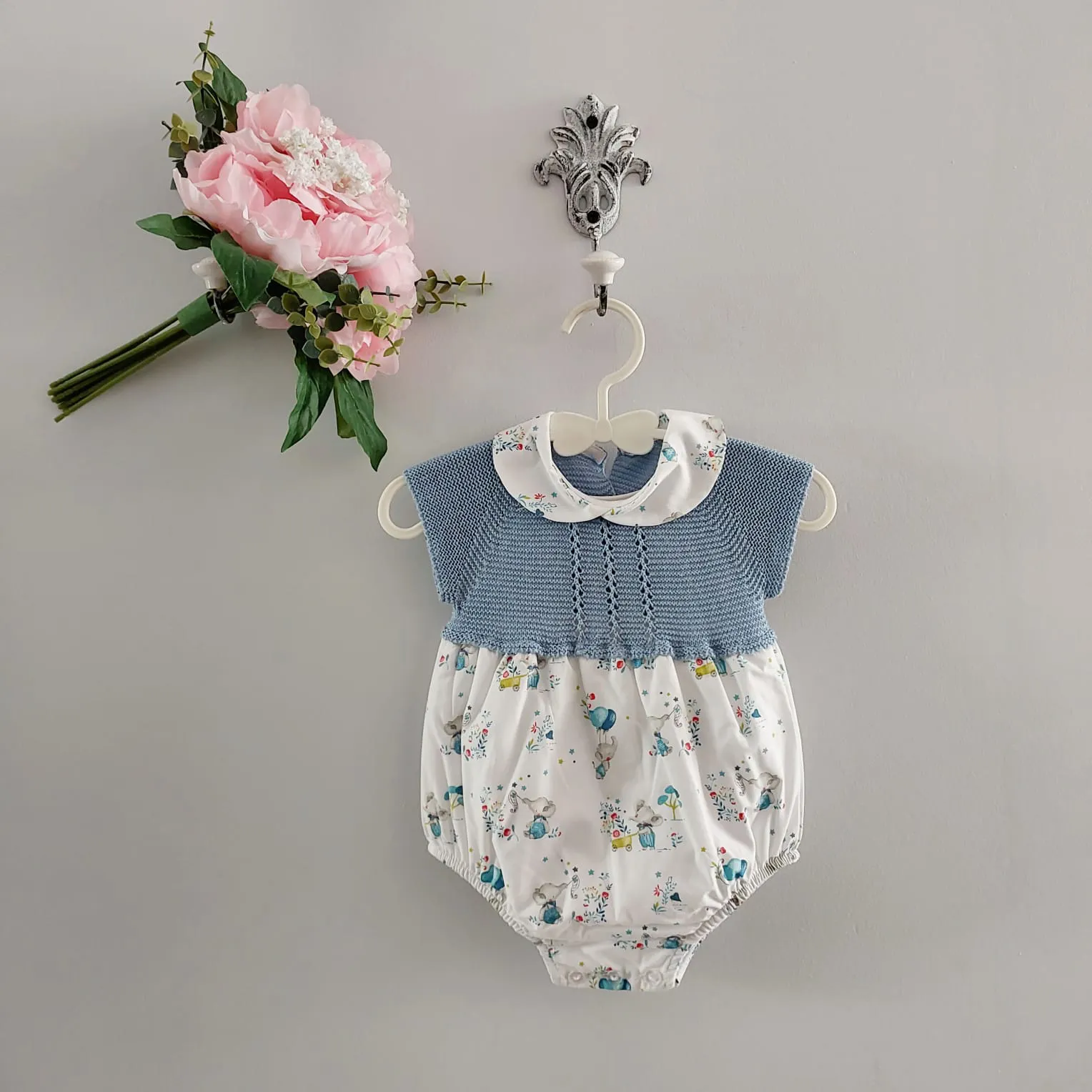 Pelele Elefantes Baby Fashion Verano 2025. Pelele confeccionado en punto y tela. La parte superior de punto verano en color azul.