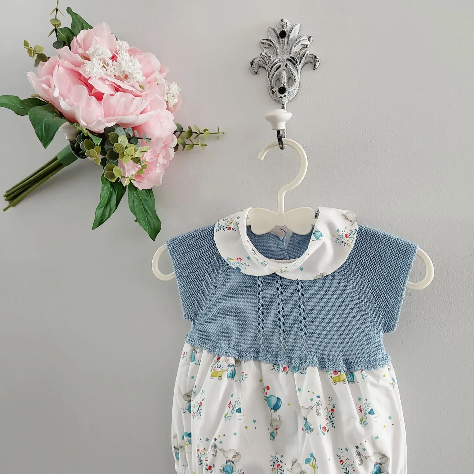 Pelele Elefantes Baby Fashion Verano 2025. Pelele confeccionado en punto y tela. La parte superior de punto verano en color azul.