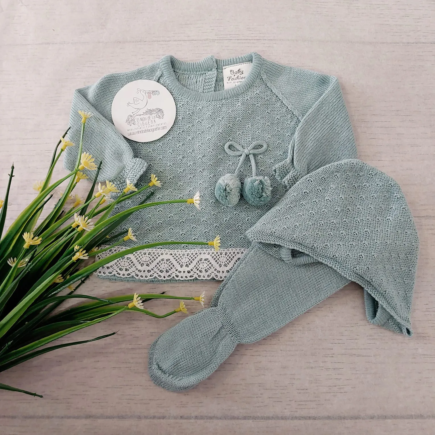 Conjunto Primera Puesta Unisex Verde Mint Baby Fashion Verano 2025. Conjunto 3 piezas formado por jubón, polaina y capota.