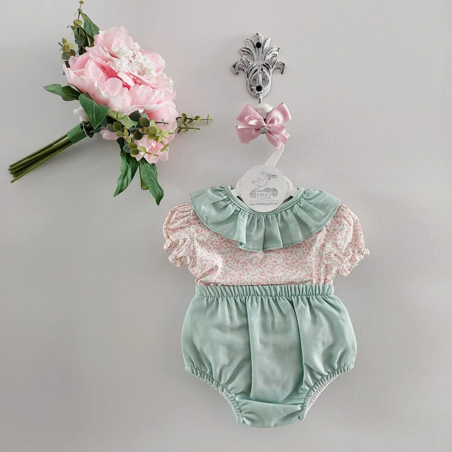 Conjunto Blusa con Braguita Mint Baby Fashion Verano 2025. Conjunto 2 piezas formado por blusa y braguita. Estampado de florecillas.