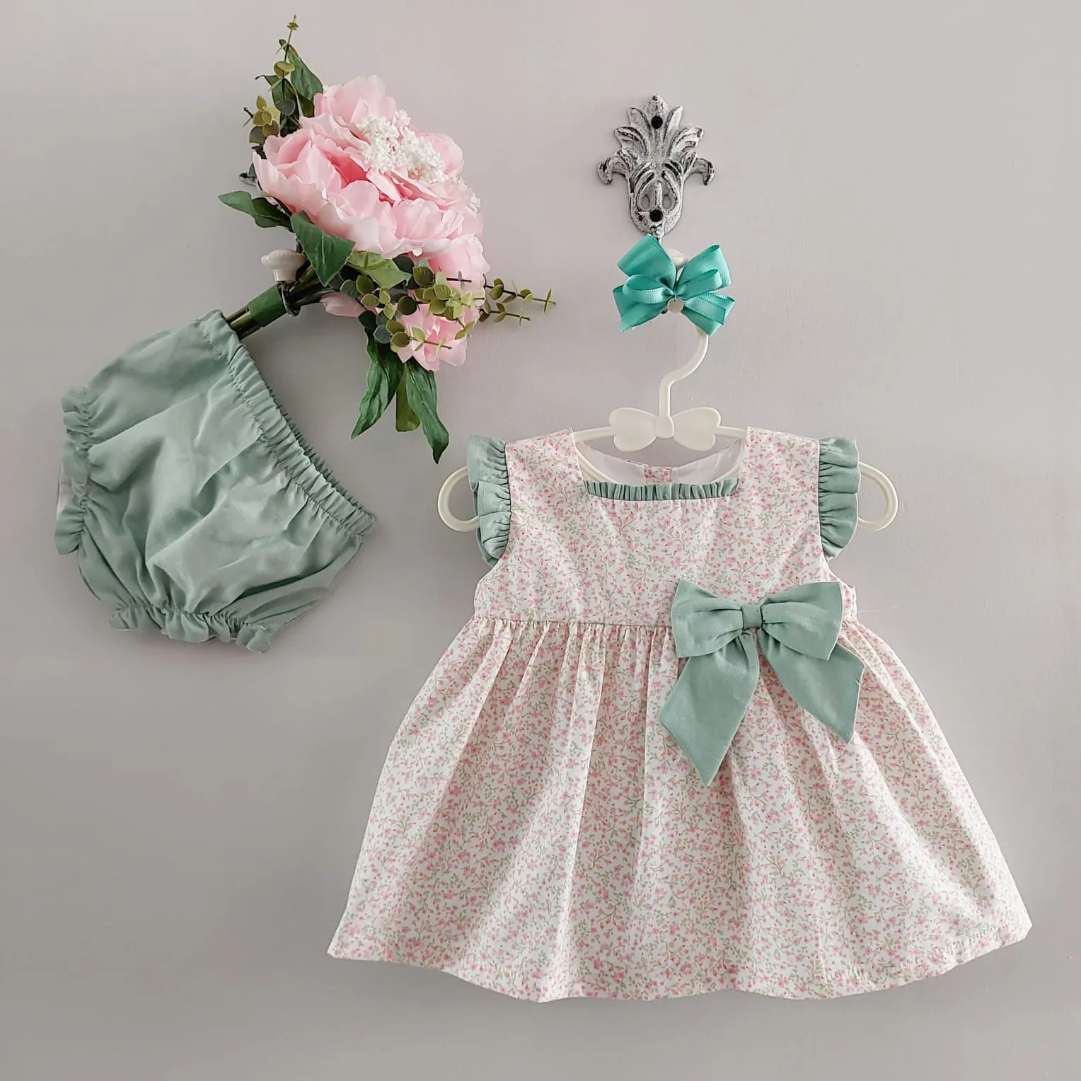 Jesusito Florecillas Mint Baby Fashion Verano 2025. Jesusito de talle alto sin mangas en color blanco con estampado de florecillas rosas y verdes.