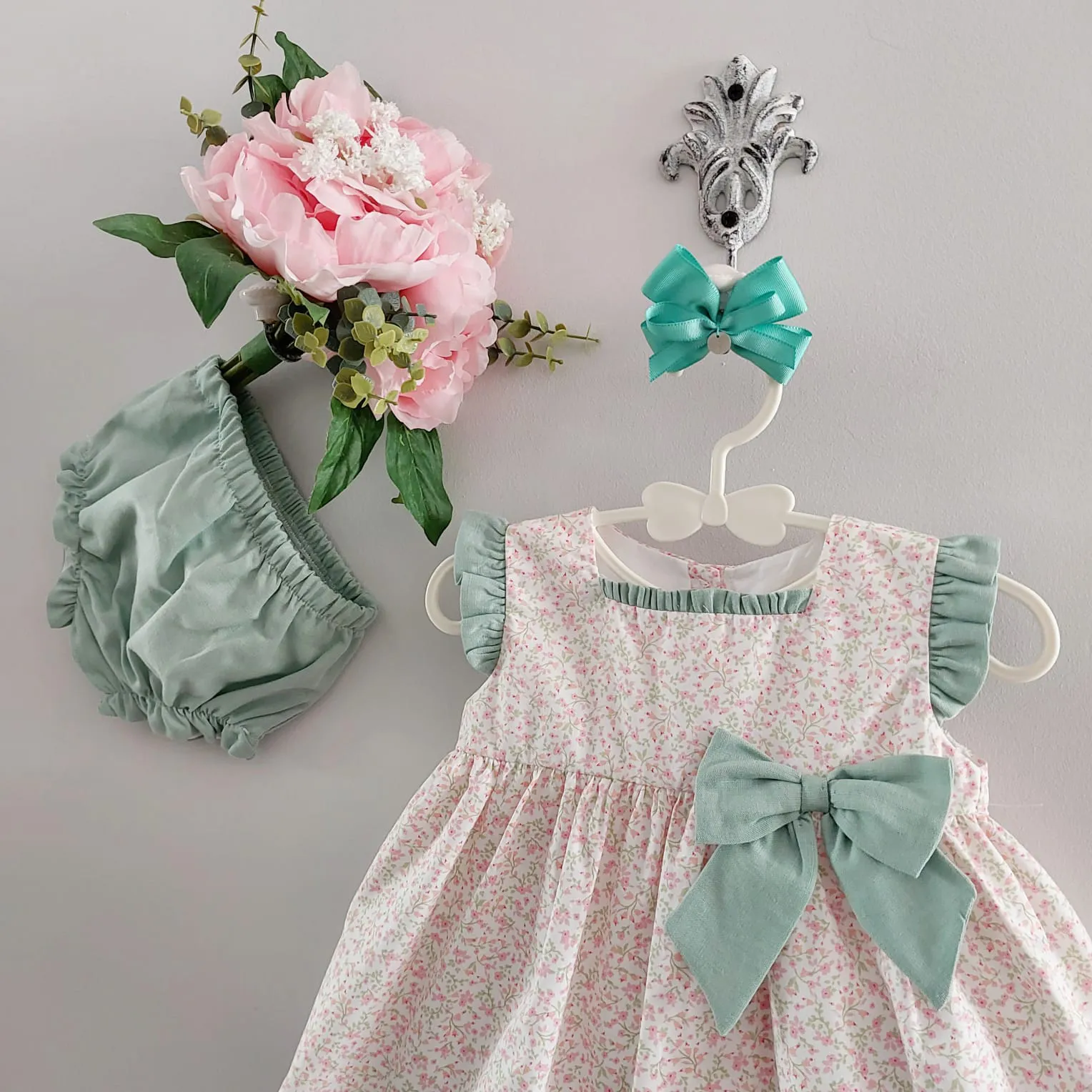 Jesusito Florecillas Mint Baby Fashion Verano 2025. Jesusito de talle alto sin mangas en color blanco con estampado de florecillas rosas y verdes.
