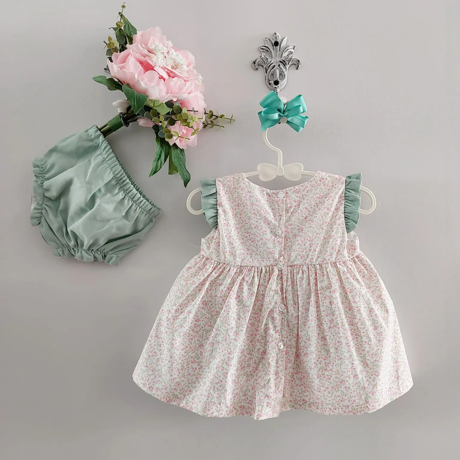 Jesusito Florecillas Mint Baby Fashion Verano 2025. Jesusito de talle alto sin mangas en color blanco con estampado de florecillas rosas y verdes.