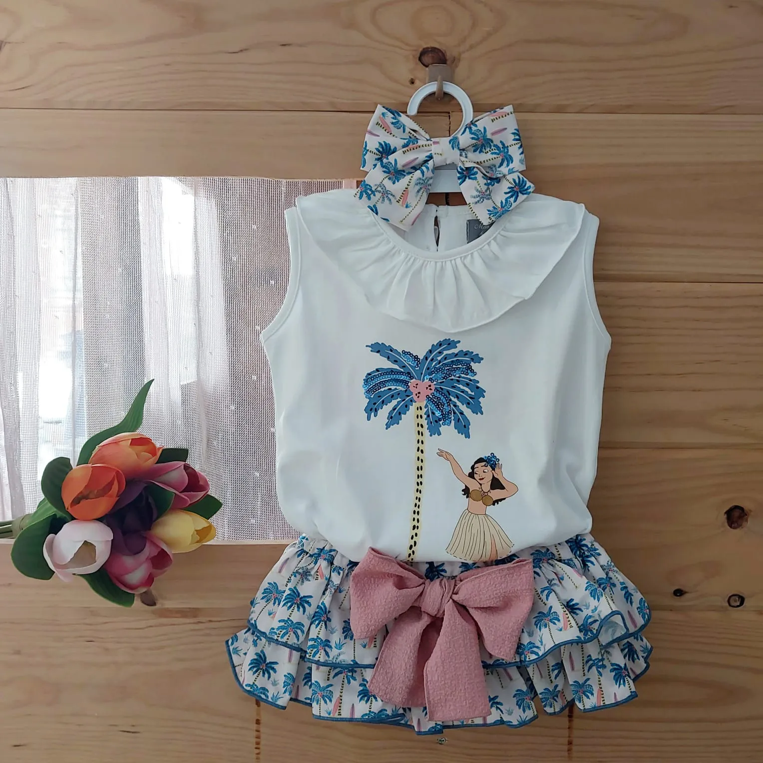 Conjunto Braguita Palmeras Mon Petit Bonbon Verano 2025. Conjunto dos piezas formado por camiseta y braguita-falda.