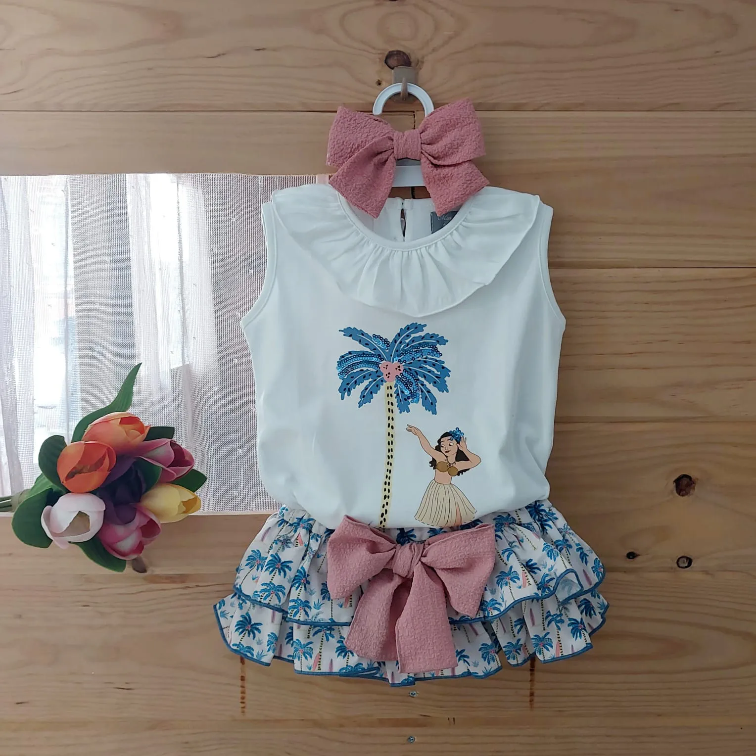 Conjunto Braguita Palmeras Mon Petit Bonbon Verano 2025. Conjunto dos piezas formado por camiseta y braguita-falda.