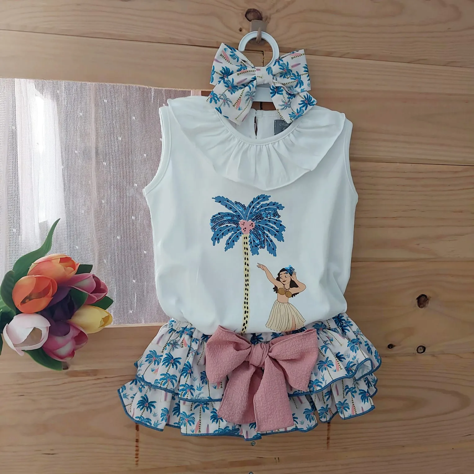 Conjunto Braguita Palmeras Mon Petit Bonbon Verano 2025. Conjunto dos piezas formado por camiseta y braguita-falda.
