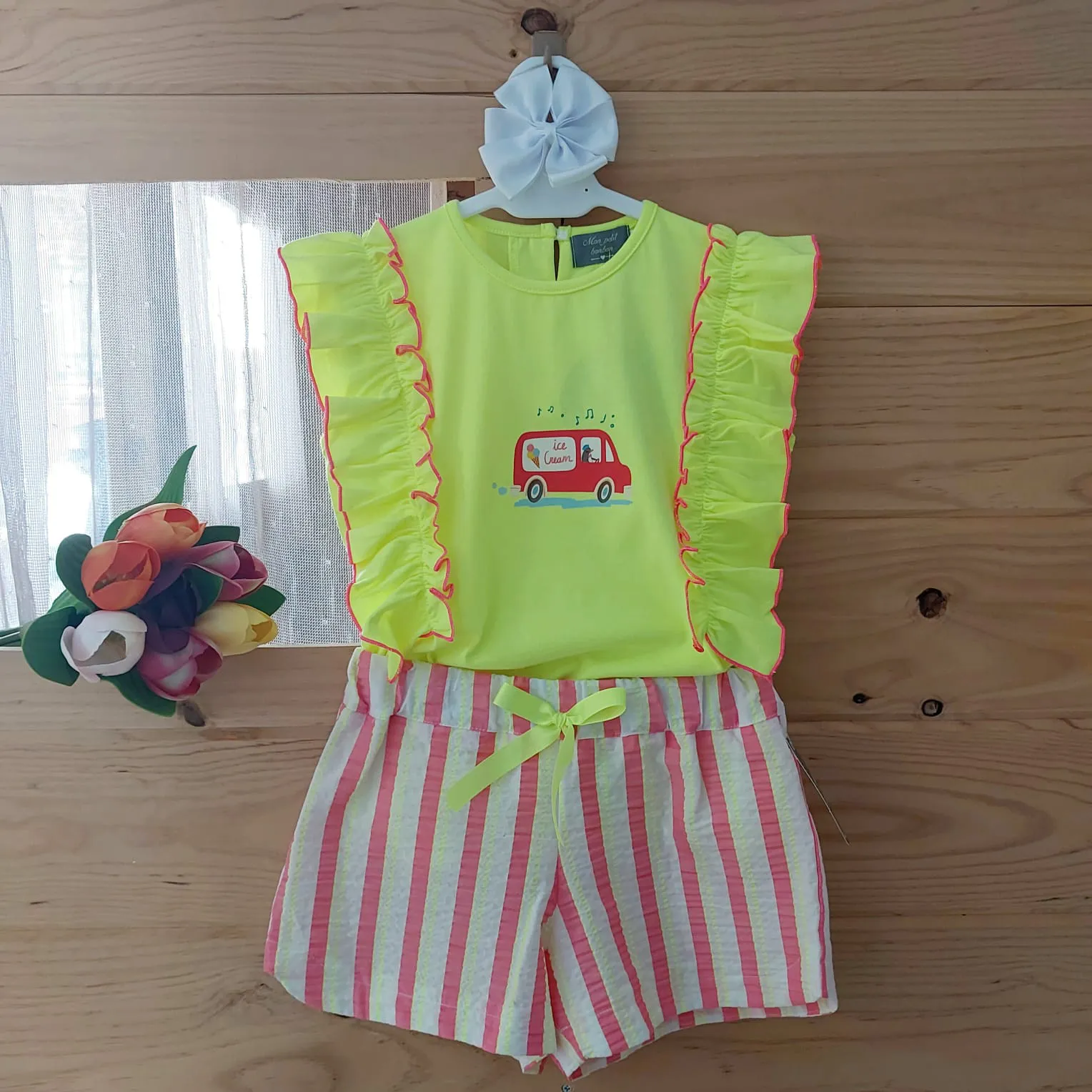 Conjunto Short Rayas Flúor Mon Petit Bonbon Verano 2025. Conjunto dos piezas formado por camiseta y short.