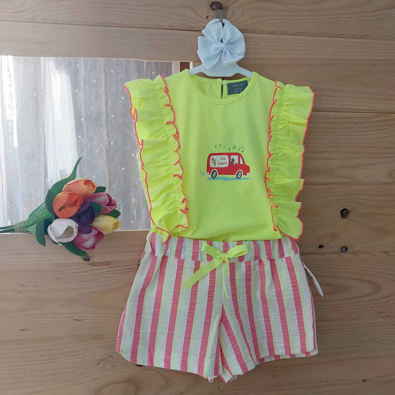 Conjunto Short Rayas Flúor Mon Petit Bonbon Verano 2025. Conjunto dos piezas formado por camiseta y short.