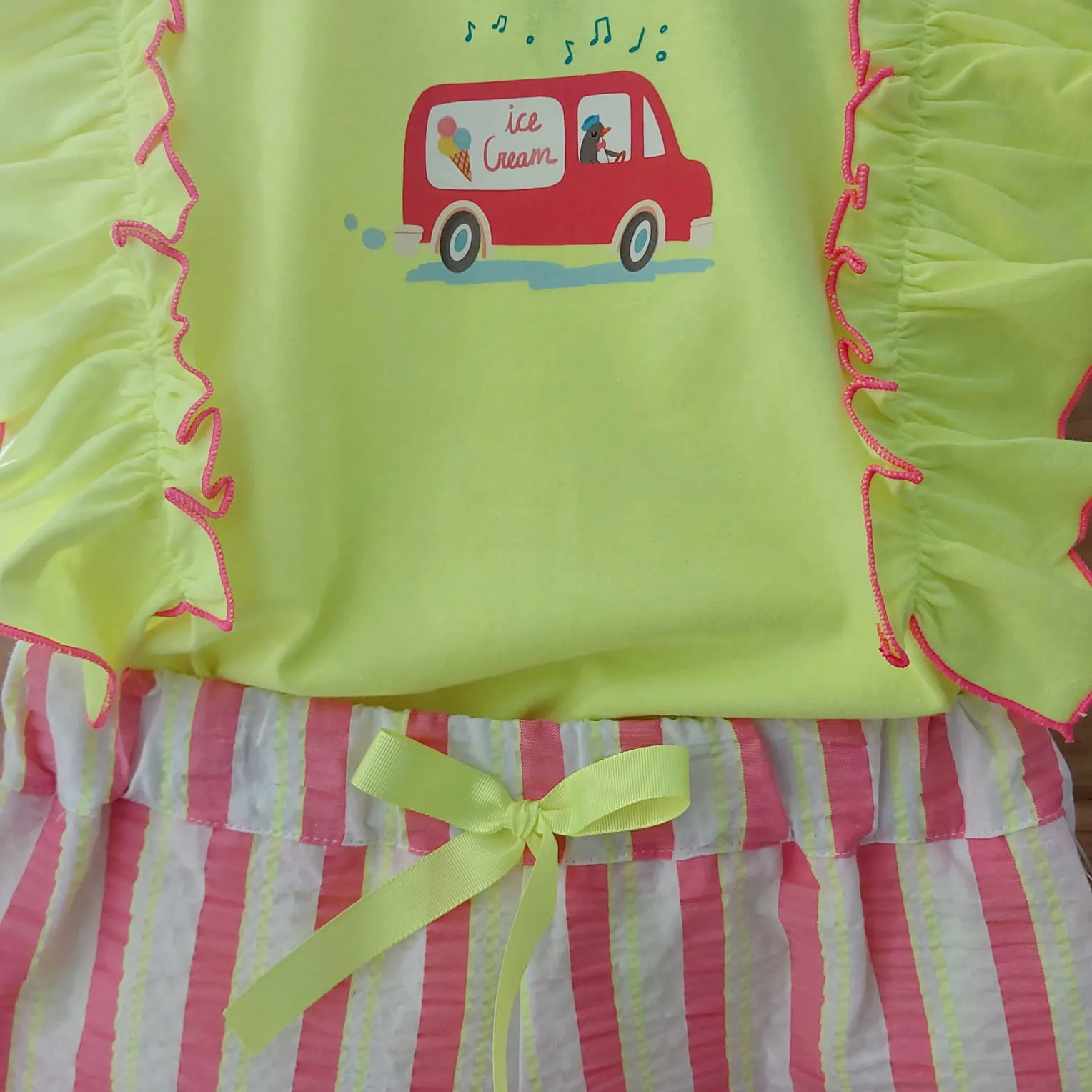 Conjunto Short Rayas Flúor Mon Petit Bonbon Verano 2025. Conjunto dos piezas formado por camiseta y short.
