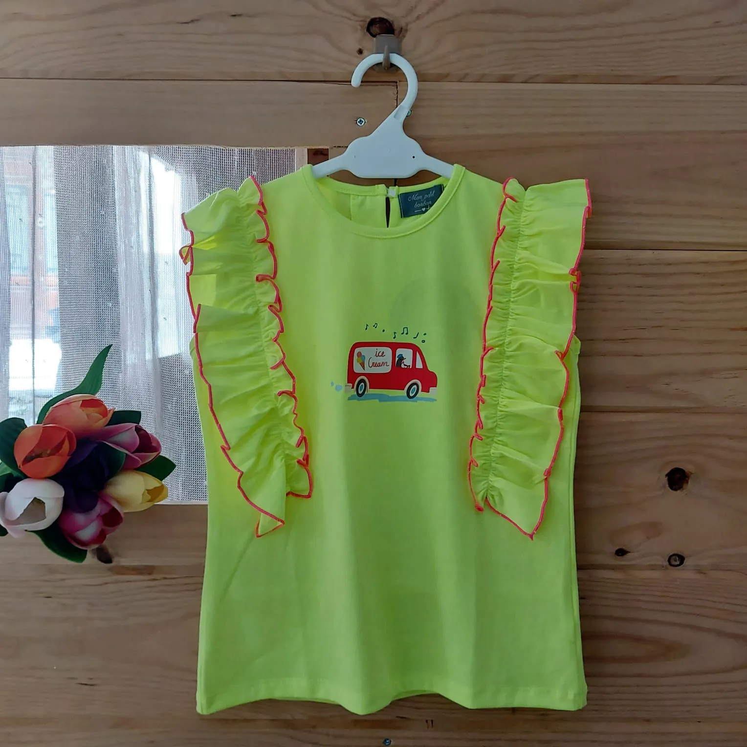 Conjunto Short Rayas Flúor Mon Petit Bonbon Verano 2025. Conjunto dos piezas formado por camiseta y short.