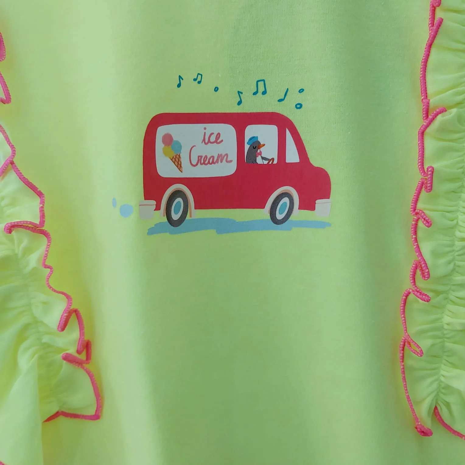Conjunto Short Rayas Flúor Mon Petit Bonbon Verano 2025. Conjunto dos piezas formado por camiseta y short.