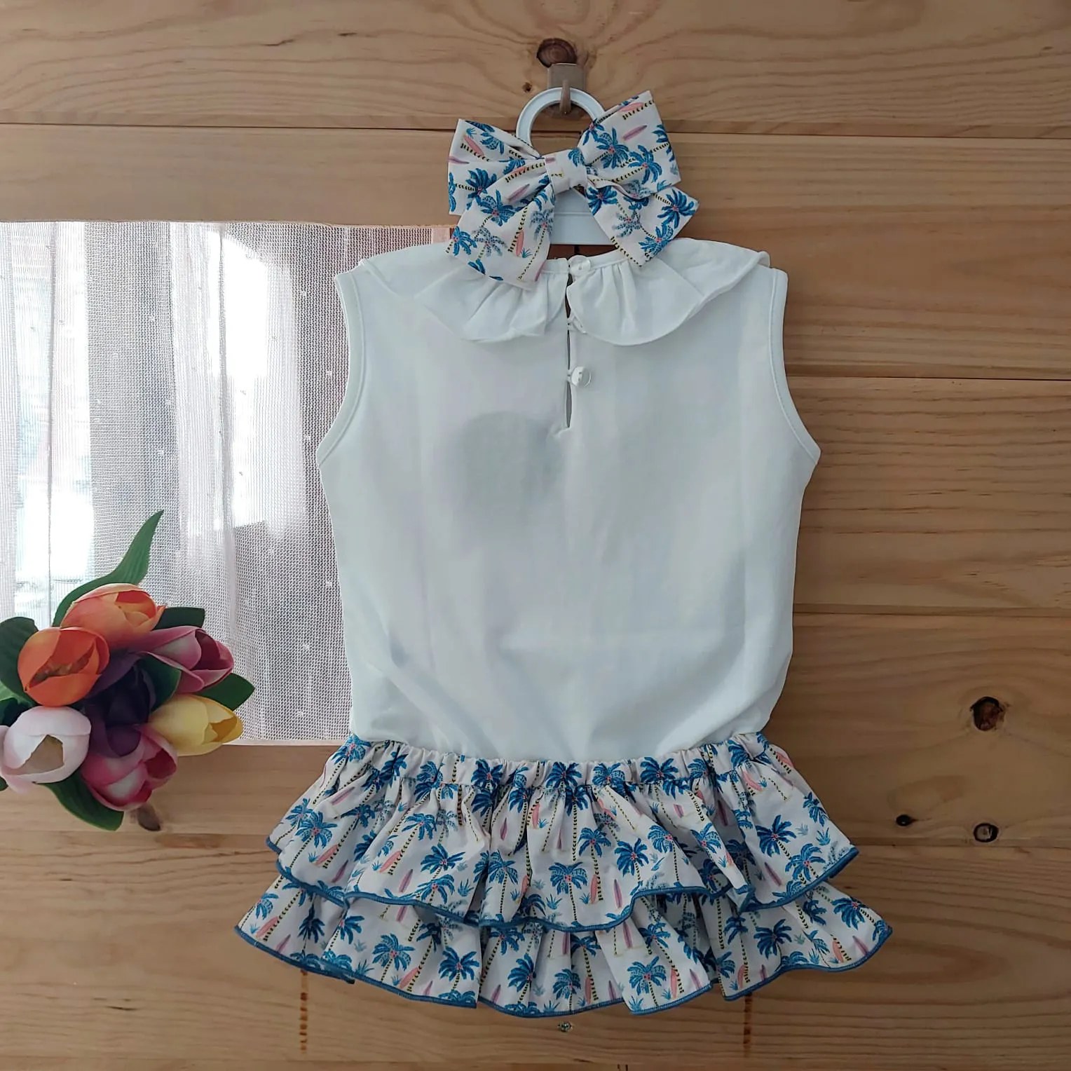 Conjunto Braguita Palmeras Mon Petit Bonbon Verano 2025. Conjunto dos piezas formado por camiseta y braguita-falda.