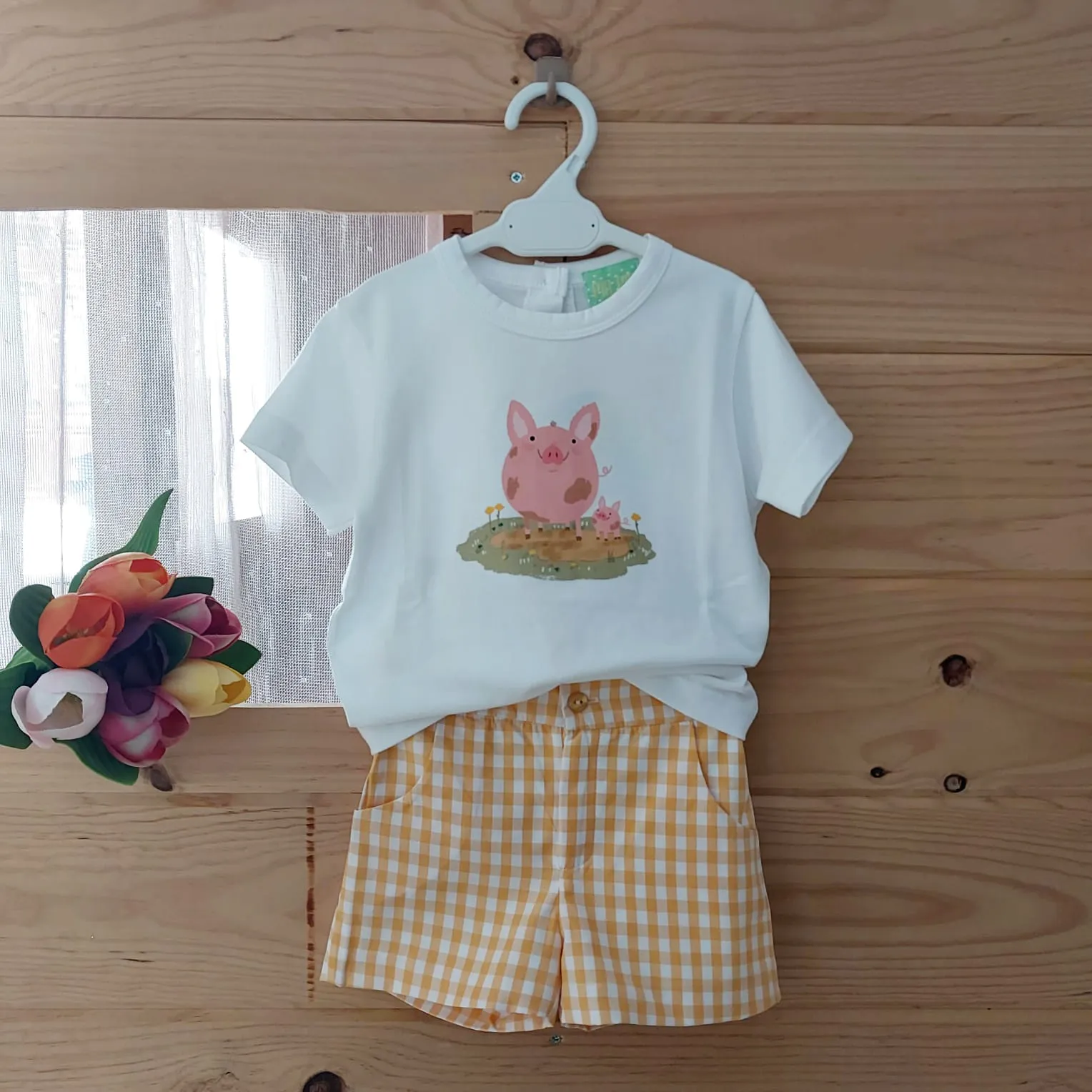 Conjunto Cerdito con Bermuda Vichy Amarillo Pio Pio Verano 2025. Conjunto dos piezas formado por camiseta y bermuda.