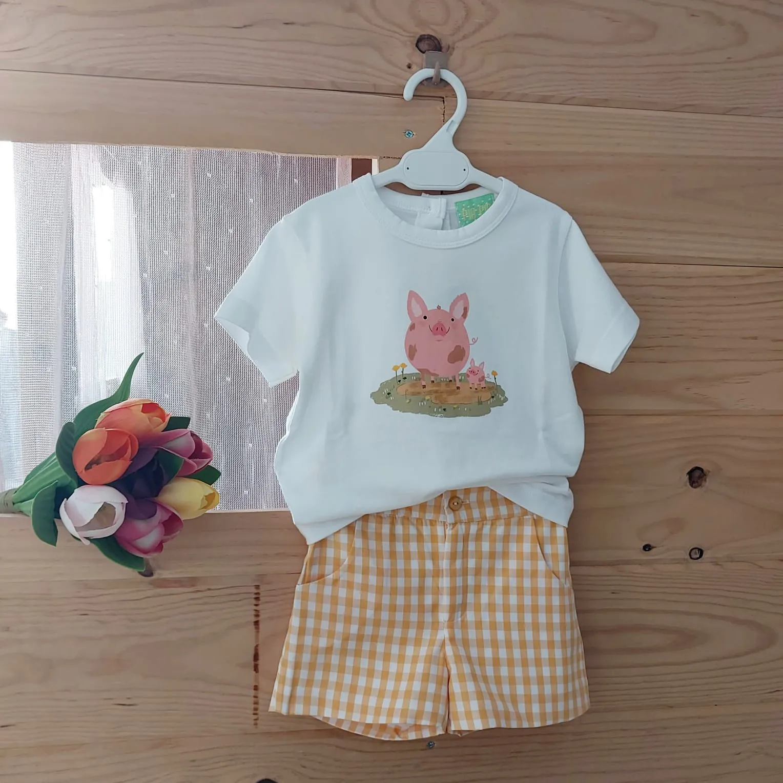 Conjunto Cerdito con Bermuda Vichy Amarillo Pio Pio Verano 2025. Conjunto dos piezas formado por camiseta y bermuda.
