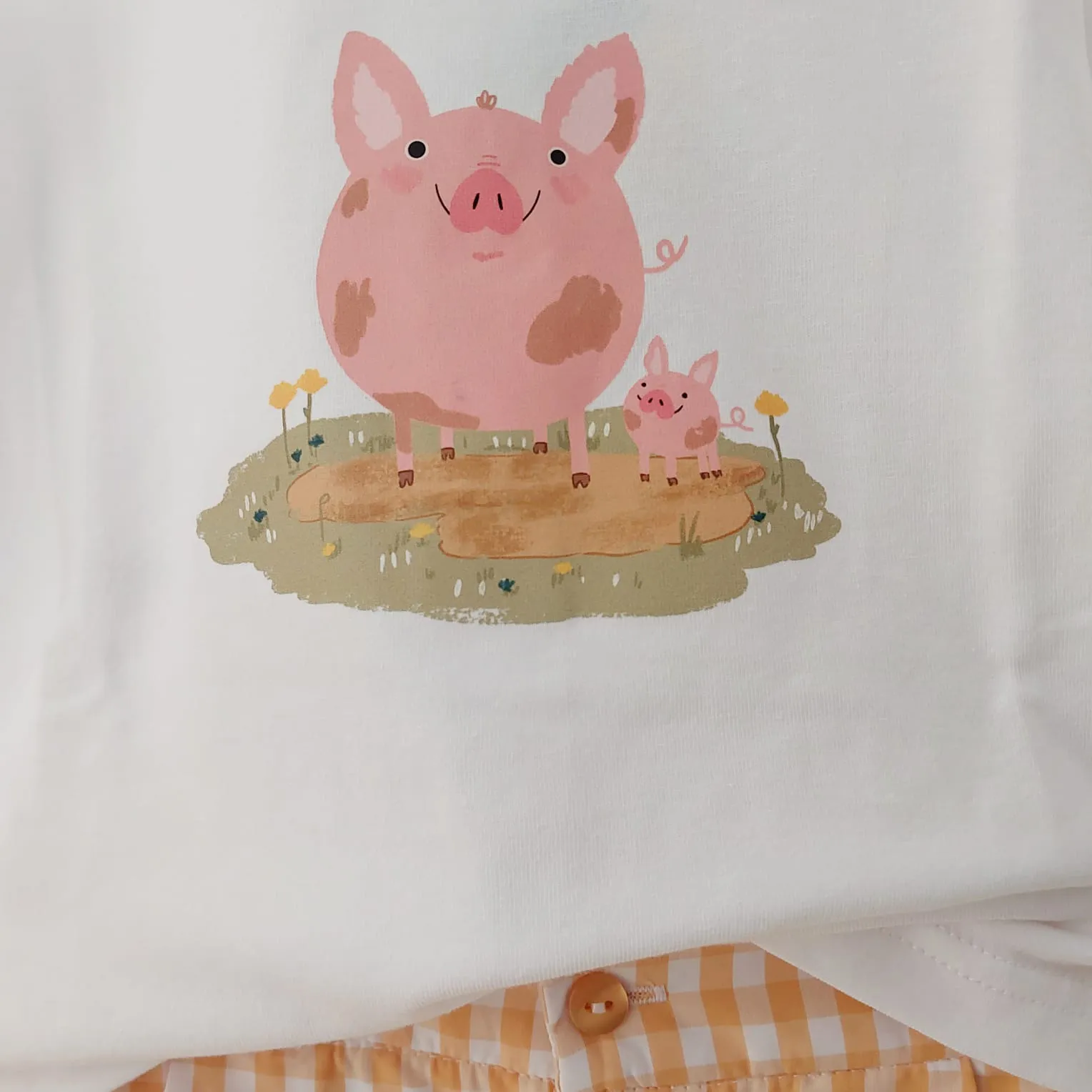 Conjunto Cerdito con Bermuda Vichy Amarillo Pio Pio Verano 2025. Conjunto dos piezas formado por camiseta y bermuda.